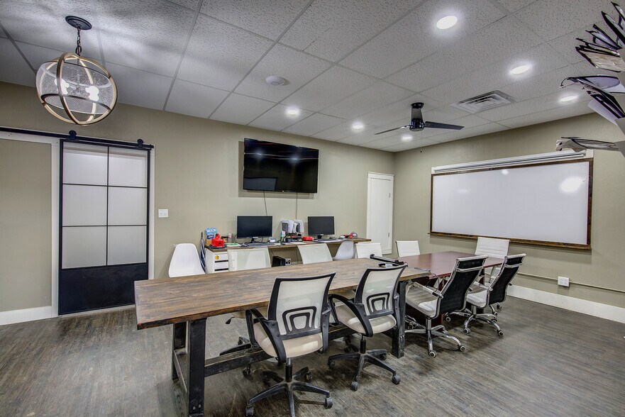 More Photos Of 400 Gilmer St, Sulphur Springs Storefront For Lease