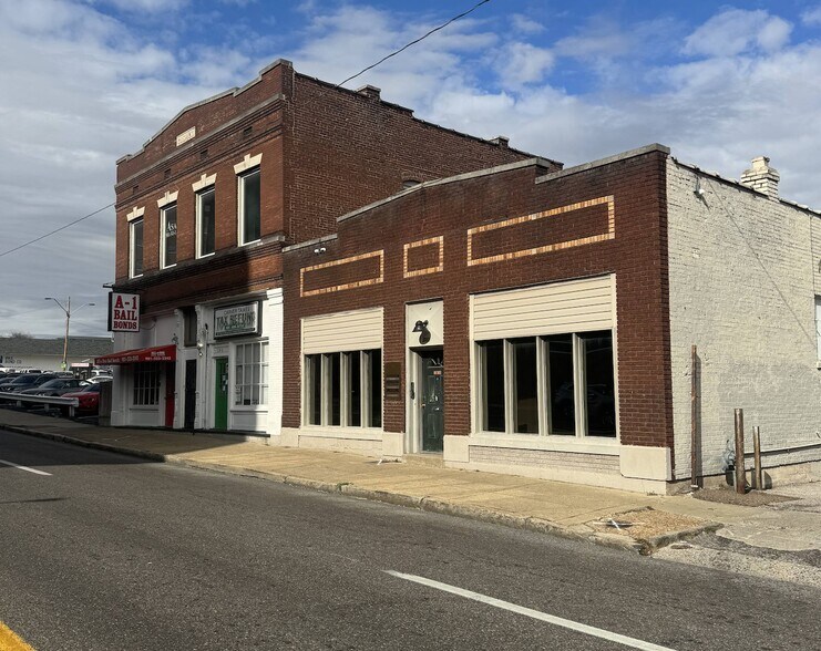More Photos Of 240-242 Poplar Ave, Memphis Office For Sale
