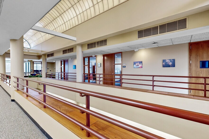 More Photos Of 2100 Fleur Dr, Des Moines Office For Sale