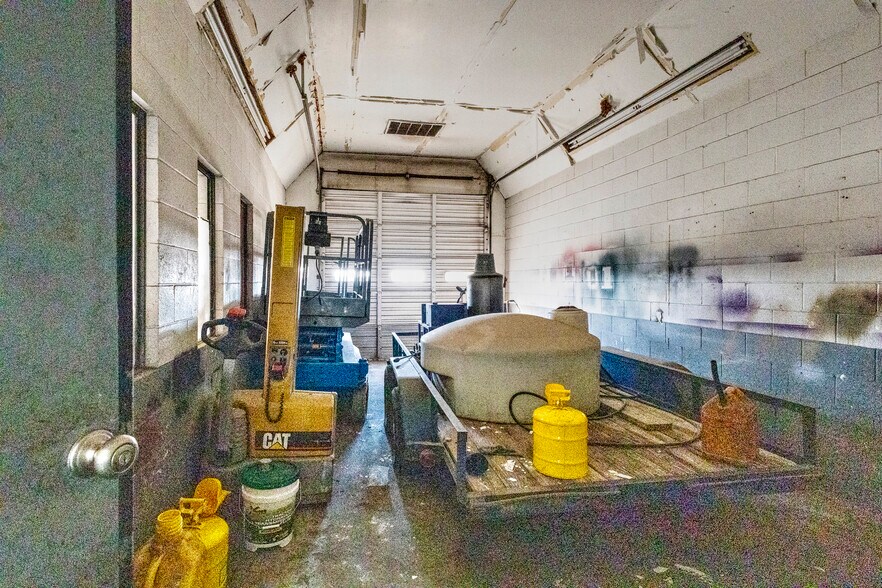 More Photos Of 1909 N Highway 81, Duncan Auto Dealership For Sale