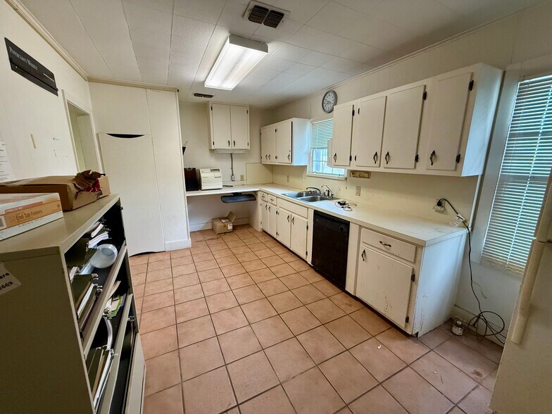 More Photos Of 2410 S Main St, Lindale Office For Sale