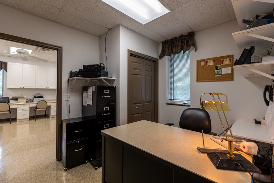 More Photos Of 14605 Velp Ave, Suamico Veterinarian Kennel For Lease