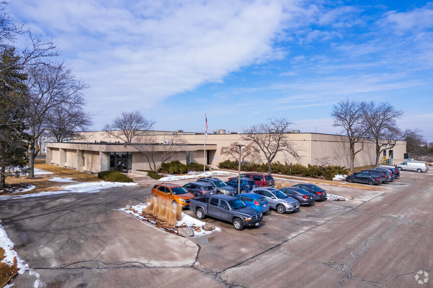 Primary Photo Of 16600 W Glendale Dr, New Berlin Manufacturing For Lease