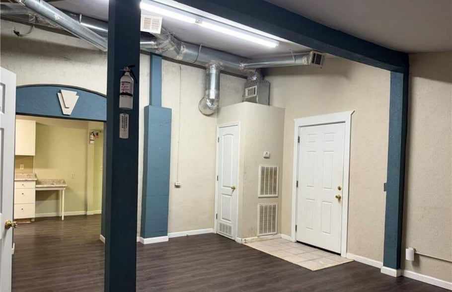 More Photos Of 208 SE Avenue 2 Ave, Atkins Office For Sale