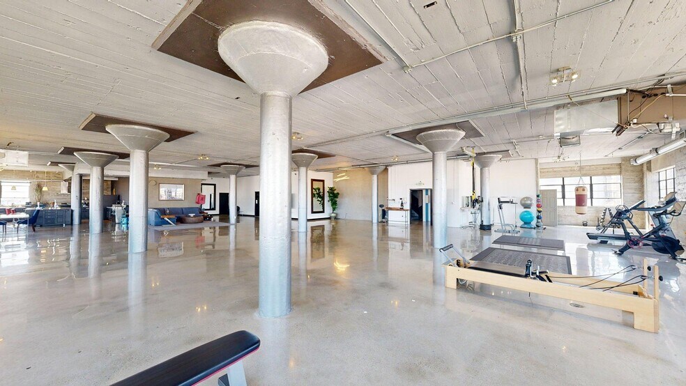 More Photos Of 530 E 8th St, Los Angeles Showroom For Lease