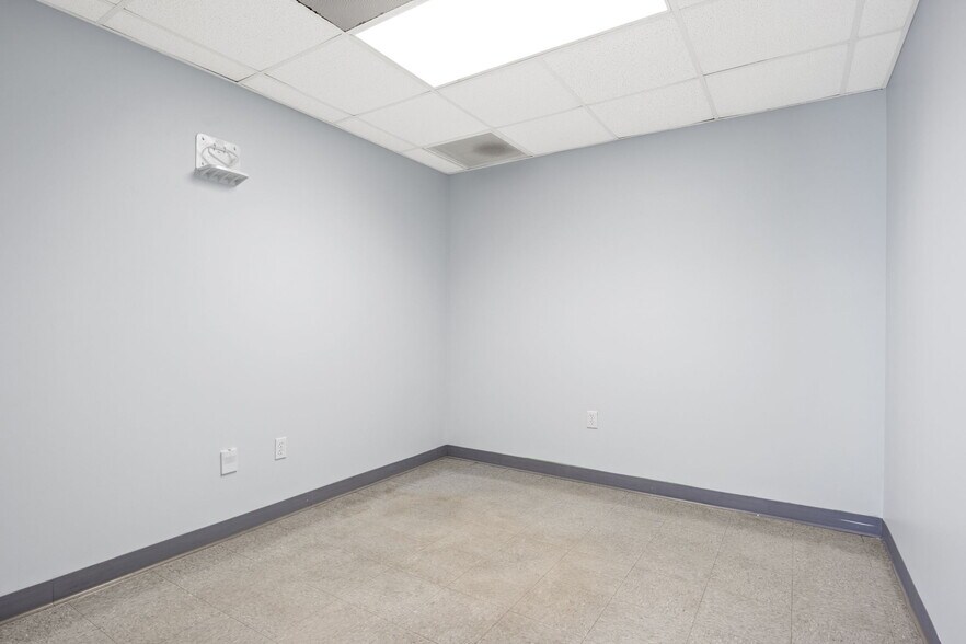 More Photos Of 7949 Atlantic Blvd, Jacksonville Light Distribution For Lease