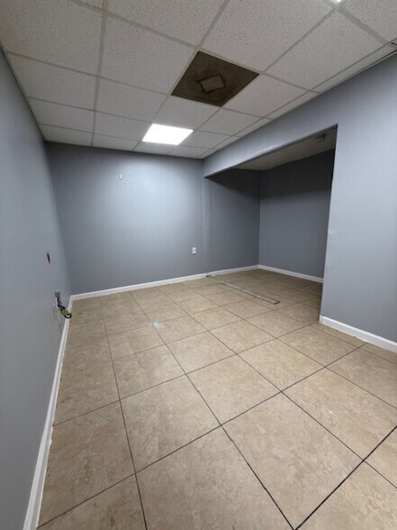 More Photos Of 401-415 Edgebrook Dr, Houston Unknown For Lease