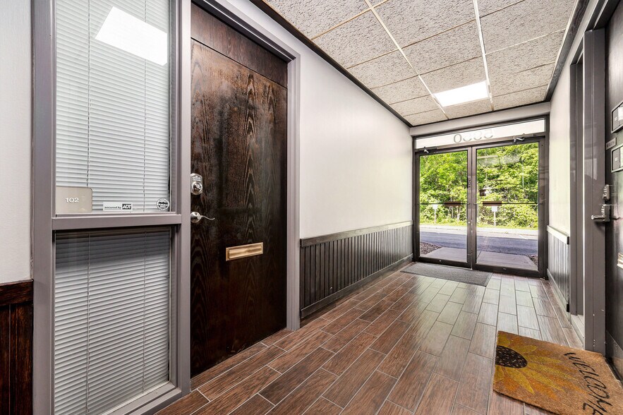 More Photos Of 5950 N Oak Tfwy, Kansas City Office For Sale