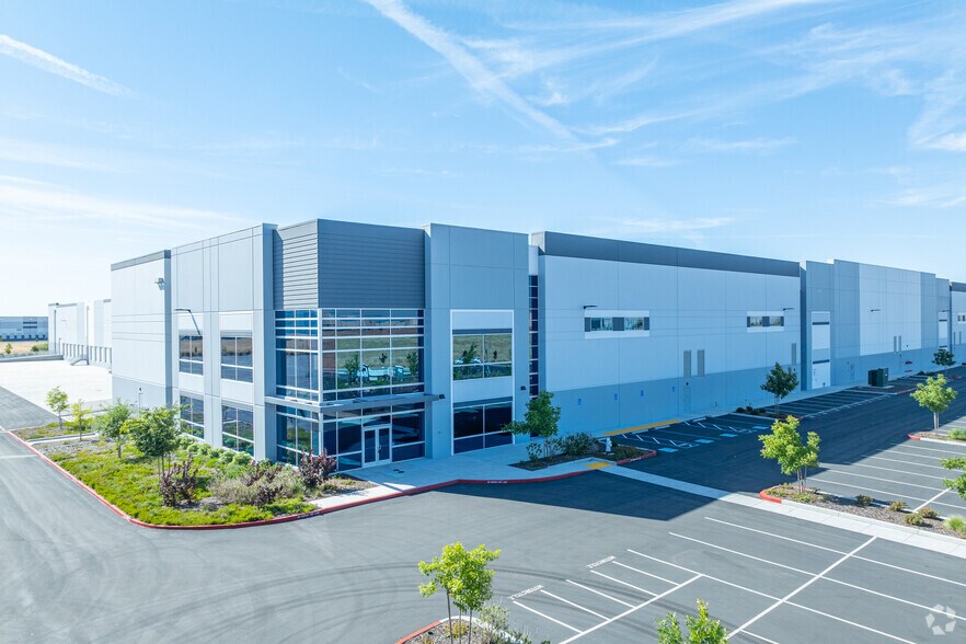 More Photos Of 7810 Metro Air Pky, Sacramento Distribution For Lease