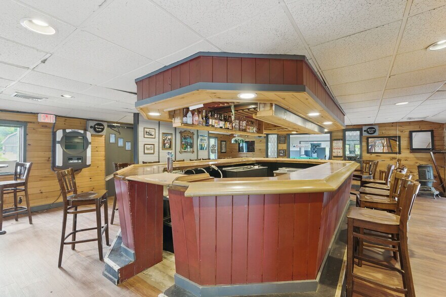 More Photos Of 200 Worthington Rd, Huntington Restaurant For Sale