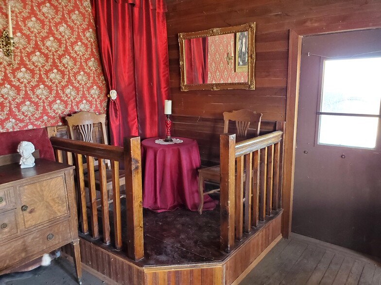 More Photos Of 331 W Rockspring Ln, Benson Movie Radio TVStudio For Sale