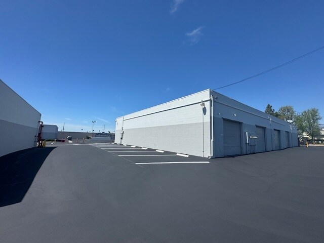 More Photos Of 1566-1580 San Bernardino Rd, Covina Warehouse For Lease