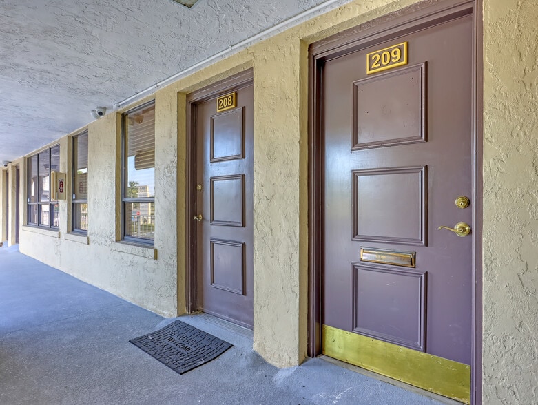 More Photos Of 1920 Palm Beach Lakes Blvd, West Palm Beach Medical For Sale