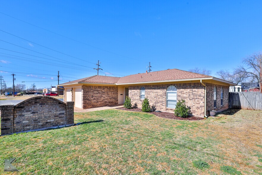 More Photos Of 2810 S 27th St, Abilene Office For Sale