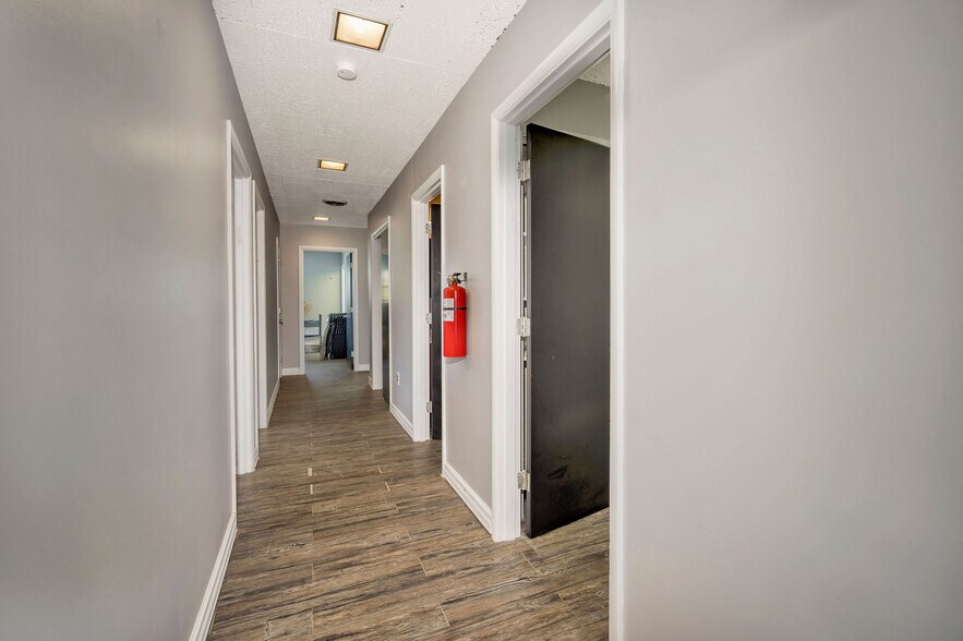 More Photos Of 2198 Losantiville Ave, Cincinnati Storefront Retail Office For Lease