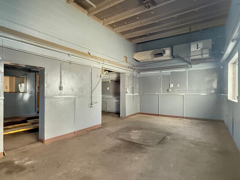More Photos Of 2200 Easton Blvd, Des Moines Auto Dealership For Sale