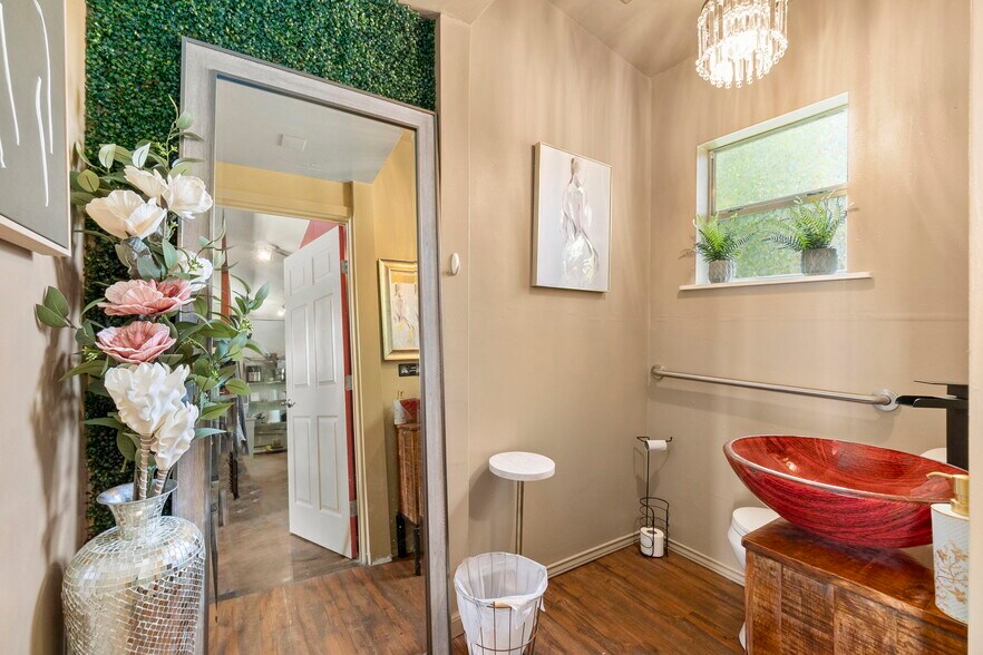 More Photos Of 1725 S US Highway 281, Blanco Freestanding For Sale