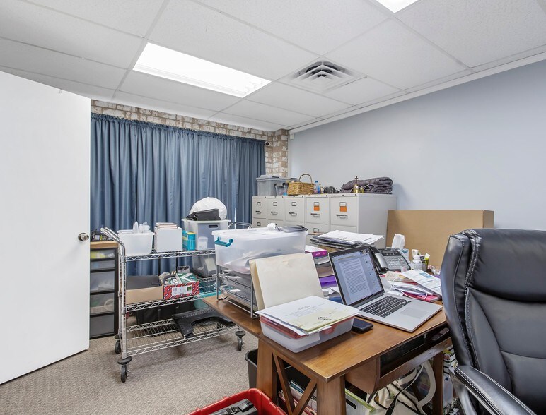 More Photos Of 2020 Anders Ln, Kemah Flex For Lease