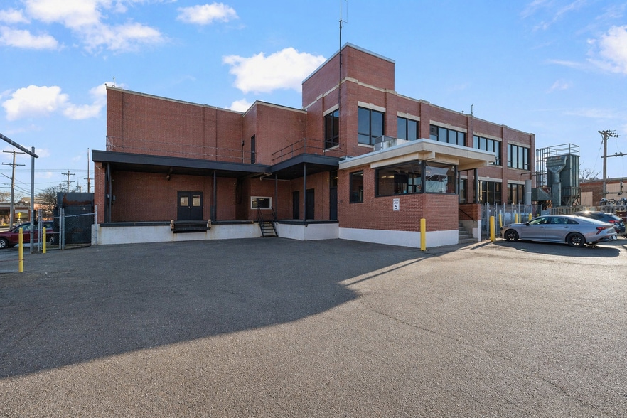 More Photos Of 735 Allens Ave, Providence Manufacturing For Lease