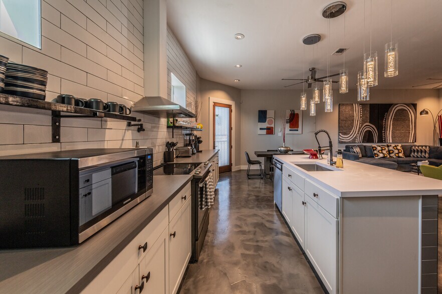 More Photos Of 630 S Walters, San Antonio Freestanding For Sale