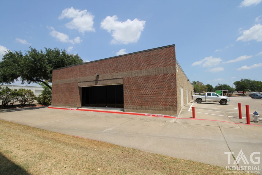 More Photos Of 1611 N Interstate 35E, Carrollton Research And Development For Lease