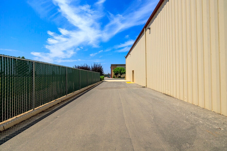More Photos Of 3200-3212 Liberty Pky, Turlock Service For Lease