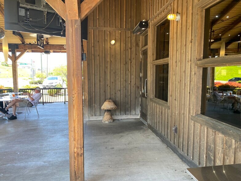 More Photos Of 5100 Lee Hwy, Bristol Restaurant For Sale