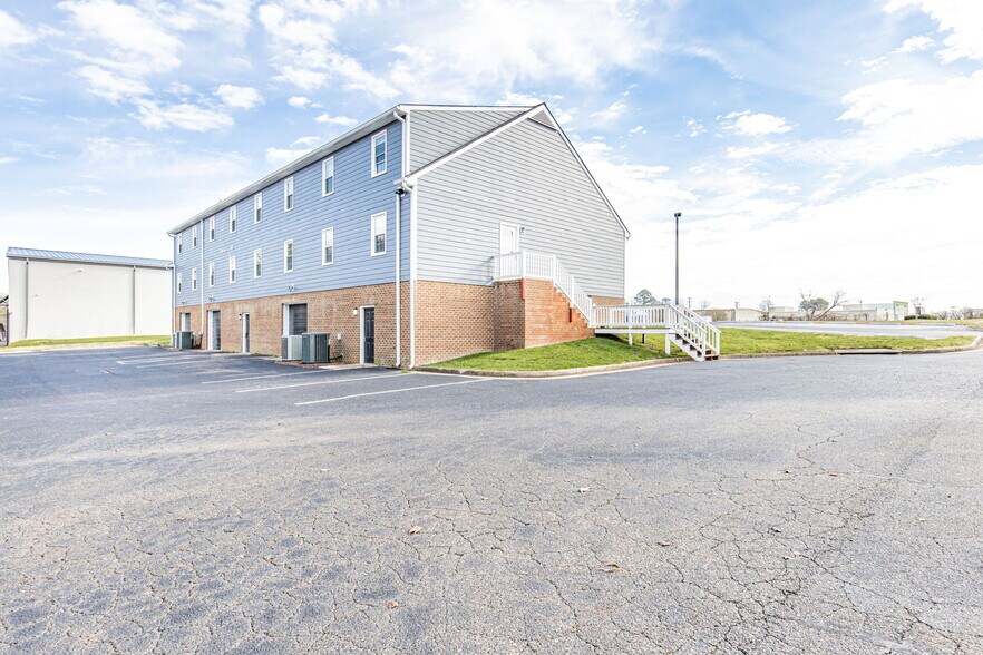 More Photos Of 10810 Hasty Ln, Midlothian Office For Lease