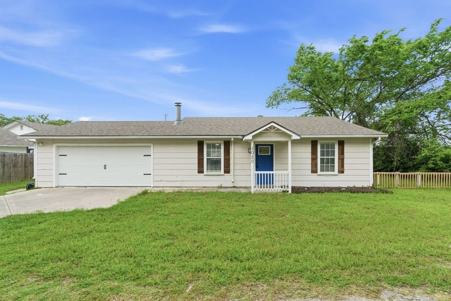 More Photos Of 1032 Greg St, Azle Specialty For Sale