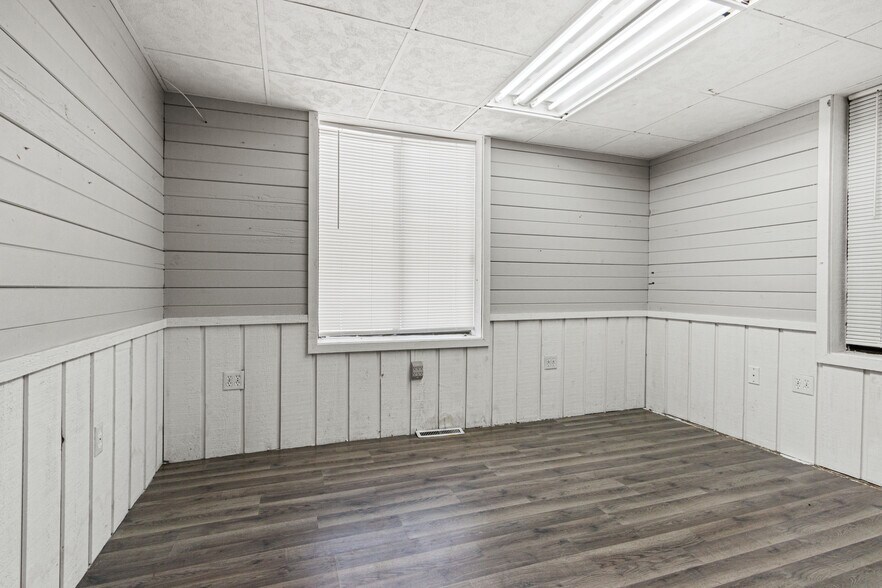 More Photos Of 108 S Front St, Coloma General Retail For Sale