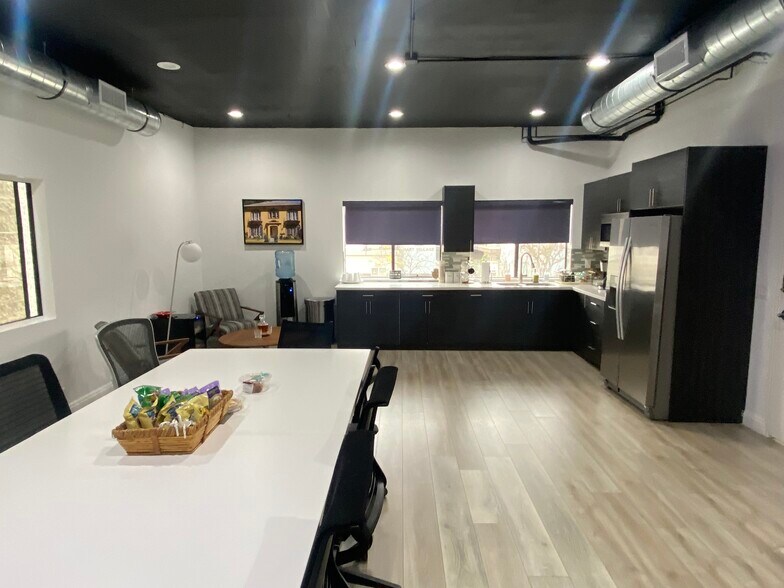 More Photos Of 6930 Owensmouth Ave, Canoga Park Office For Lease