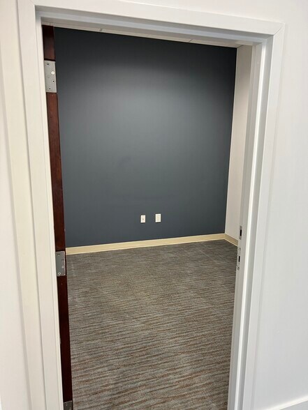 More Photos Of 10624 Metromont Pky, Charlotte Showroom For Sale