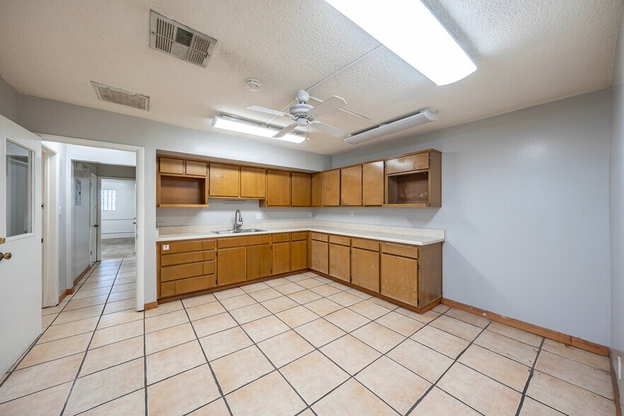 More Photos Of 5146 Maine Ave, Baldwin Park Flex For Lease