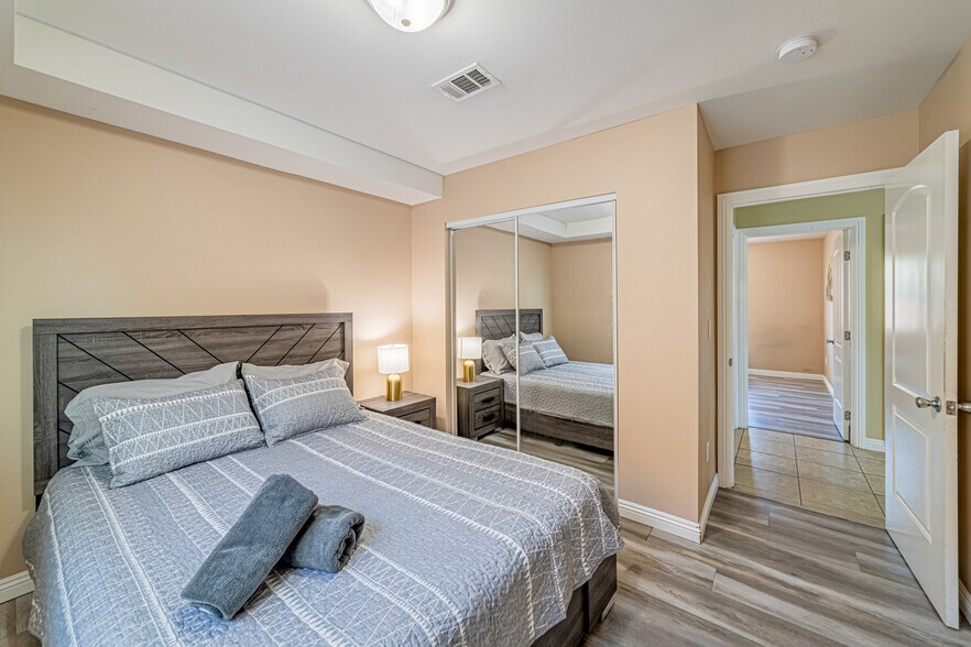 More Photos Of 943 Broad Ave, Wilmington Apartments For Sale