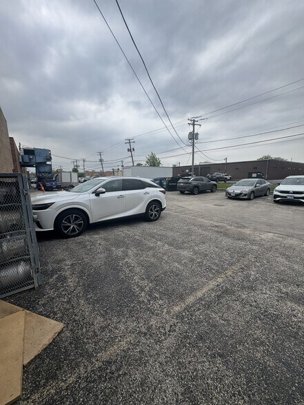 More Photos Of 1480 Howard St, Elk Grove Village Warehouse For Lease