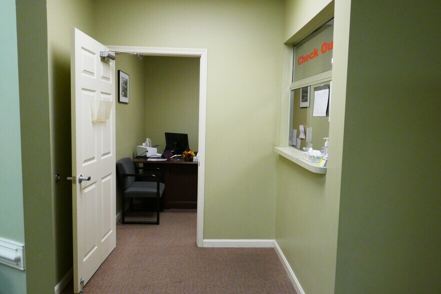 More Photos Of 142 Linden Dr, Winchester Office For Sale