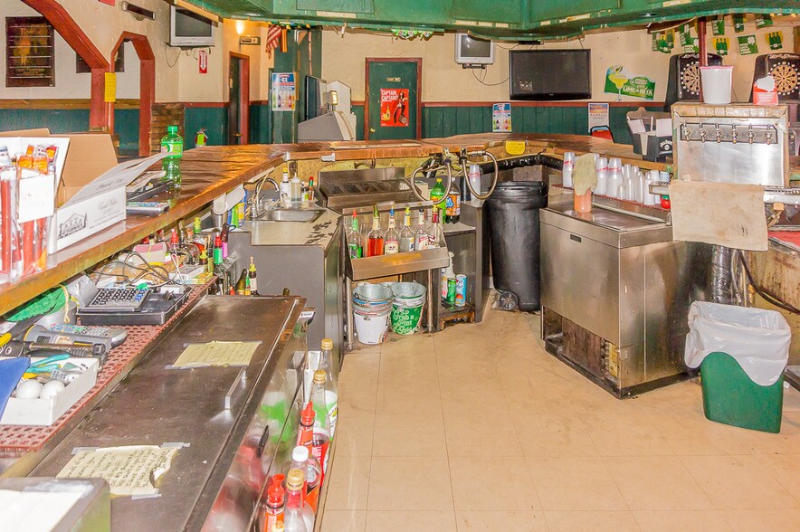 More Photos Of 318 W North Water St, New London Bar For Sale