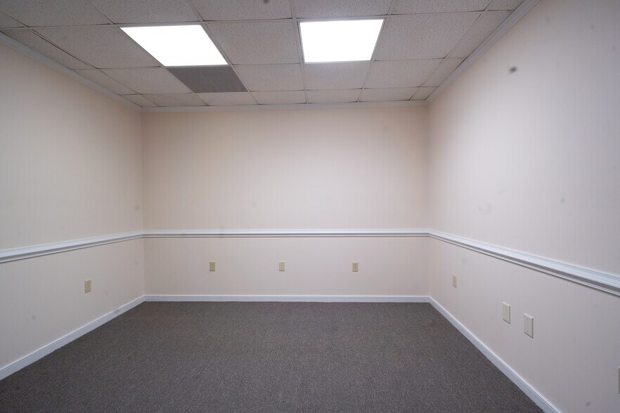 More Photos Of 220 Chesapeake Dr, White Stone Office For Sale