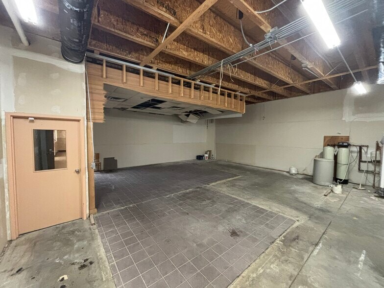 More Photos Of 1302 N 24th St, Clear Lake Fast Food For Lease