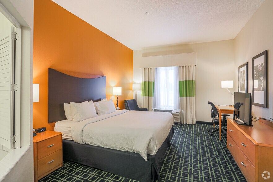 More Photos Of 1520 Mount Garfield Rd, Norton Shores Hotel For Sale