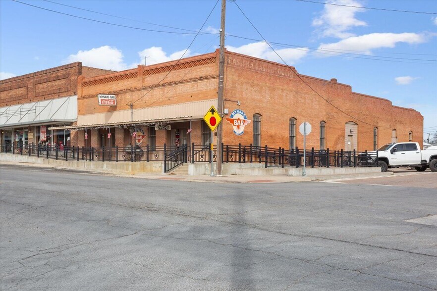 More Photos Of 121 E Oak St, West Sports And Entertainment For Sale