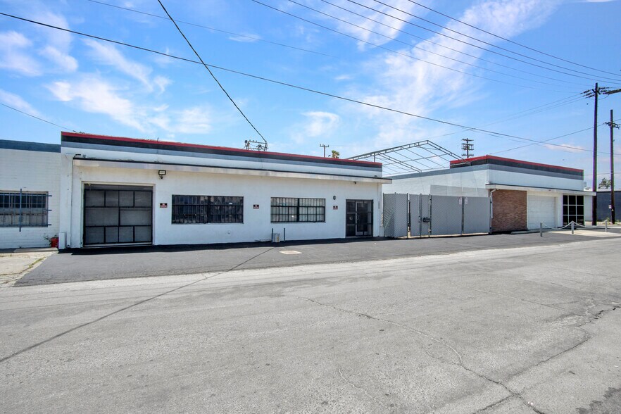More Photos Of 18422-18428 Gault St, Reseda Warehouse For Lease