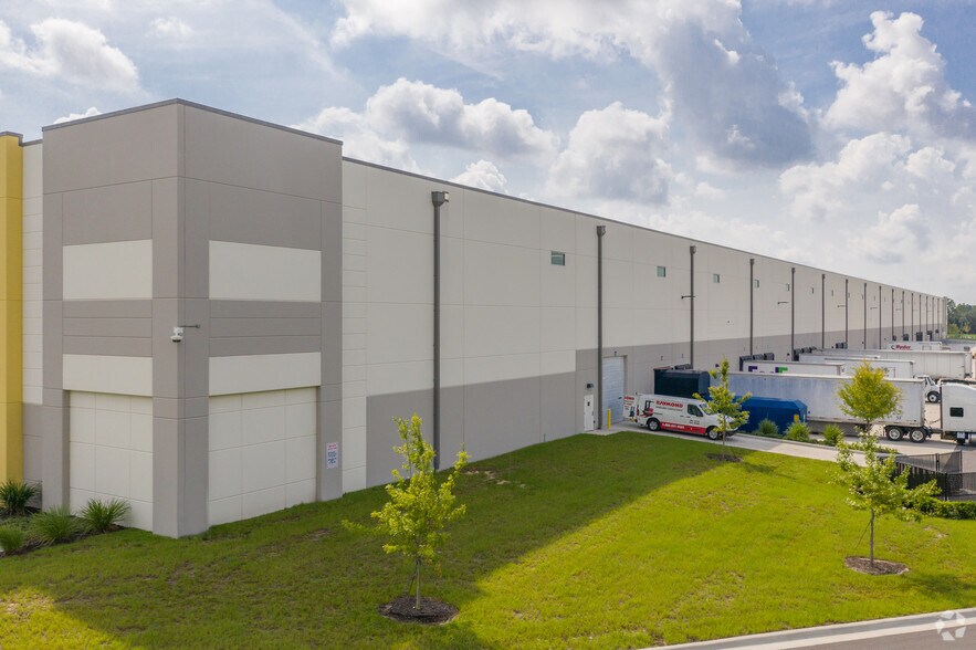More Photos Of 9620 Air Commerce Pky, Orlando Warehouse For Lease