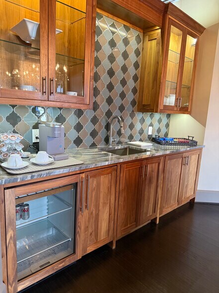 More Photos Of 209 Hubbard Dr, Heath Freestanding For Lease