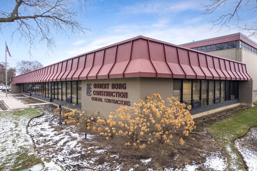 More Photos Of 1500 Hicks Rd, Rolling Meadows Warehouse For Lease