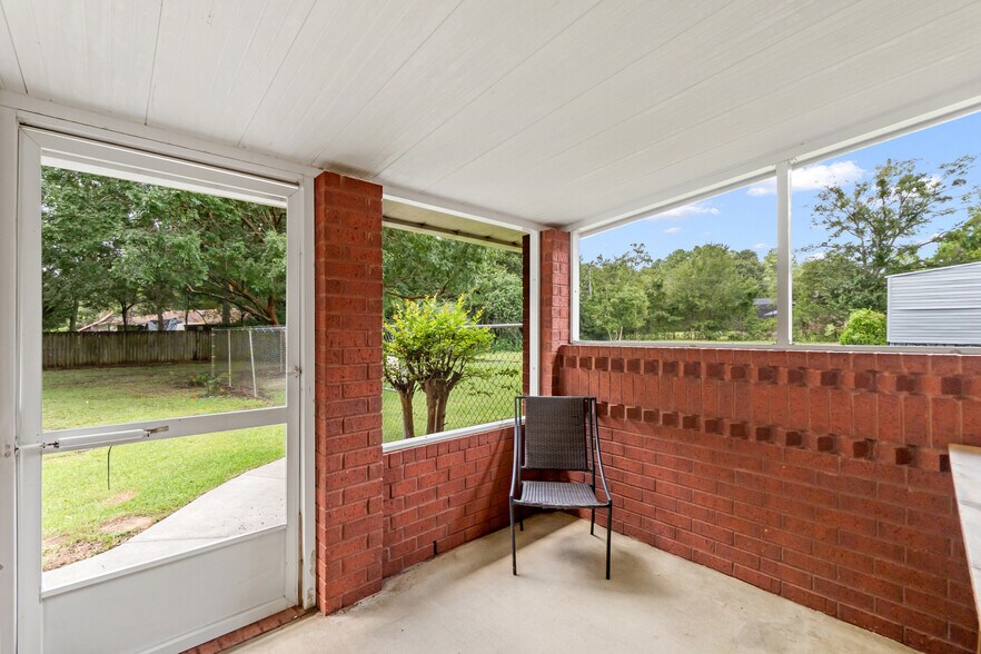 More Photos Of 7103 Mobile Hwy, Pensacola Freestanding For Sale