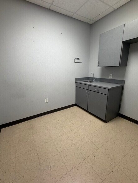 More Photos Of 2260 Linda Ave, Odessa Storefront Retail Office For Lease