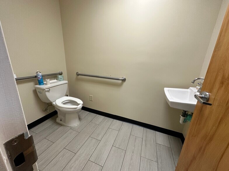 More Photos Of 1740 Oak Tree Rd, Edison Medical For Lease