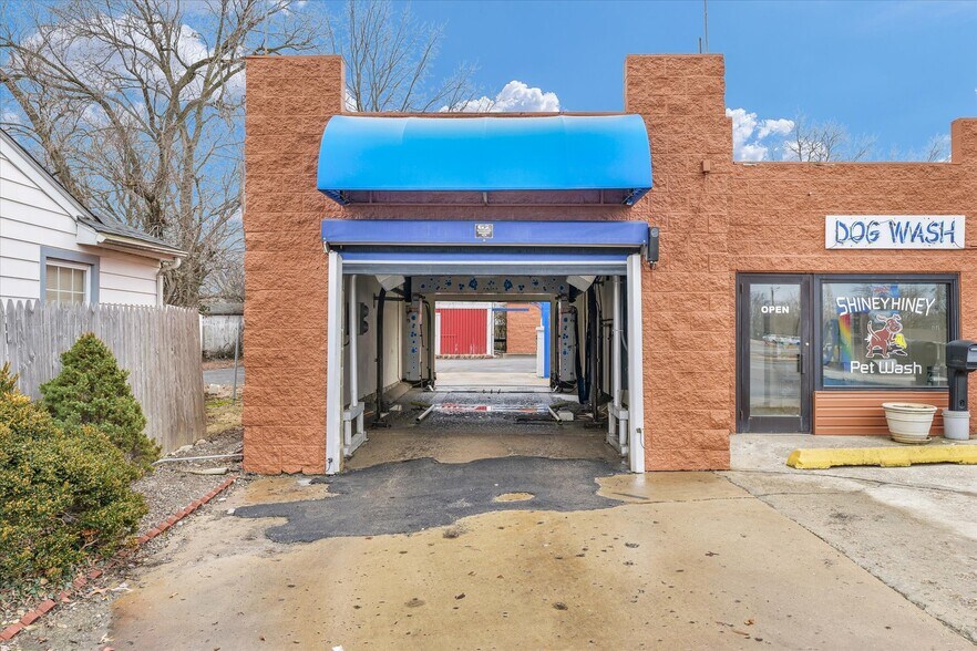 More Photos Of 110 W Lincoln Ave, Charleston Carwash For Sale
