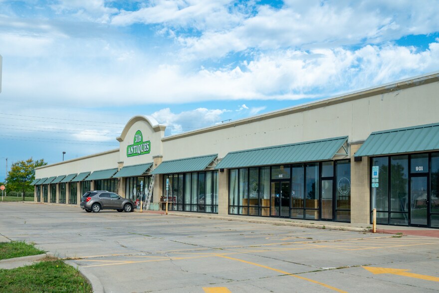 More Photos Of 2200 Westgate Dr, Bloomington Storefront For Lease